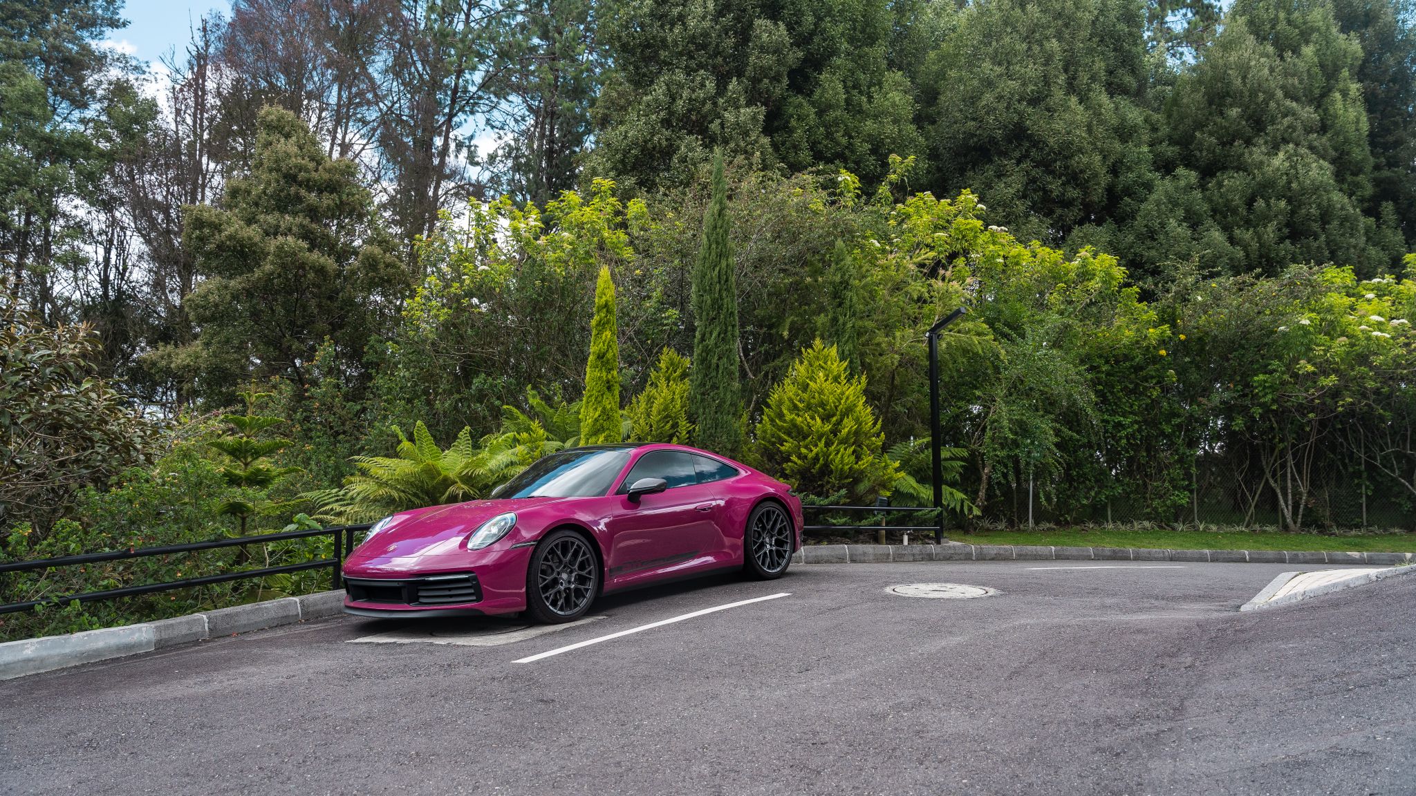 Al combinar un color tan vibrante con detalles negros, se logra un contraste que acentúa el carácter deportivo y sofisticado